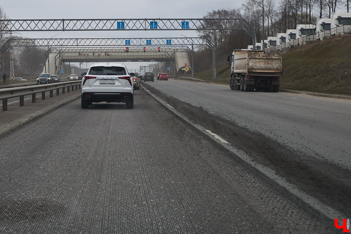 На дорожный ремонт в этом году во Владимире потратят примерно 267 миллионов рублей. В списке больше 20 улиц, правда, сделают их, конечно, не полностью. Менять полотно будут участками. А еще на дороги областного центра вышел первый электробус. Где уложат новый асфальт и по каким маршрутам ездит экотранспорт — расскажем в нашем дорожном обзоре.