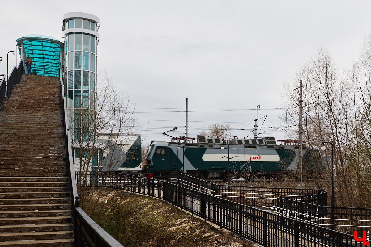 На дорожный ремонт в этом году во Владимире потратят примерно 267 миллионов рублей. В списке больше 20 улиц, правда, сделают их, конечно, не полностью. Менять полотно будут участками. А еще на дороги областного центра вышел первый электробус. Где уложат новый асфальт и по каким маршрутам ездит экотранспорт — расскажем в нашем дорожном обзоре.