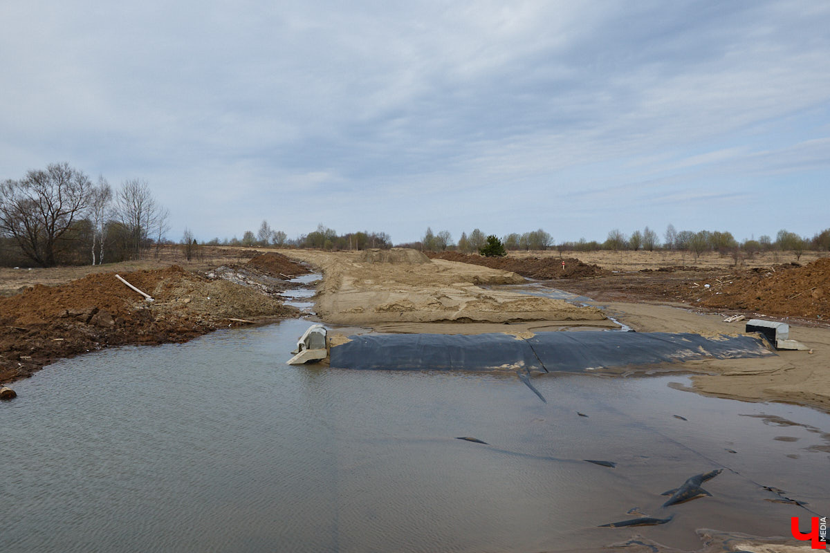 На дорожный ремонт в этом году во Владимире потратят примерно 267 миллионов рублей. В списке больше 20 улиц, правда, сделают их, конечно, не полностью. Менять полотно будут участками. А еще на дороги областного центра вышел первый электробус. Где уложат новый асфальт и по каким маршрутам ездит экотранспорт — расскажем в нашем дорожном обзоре.