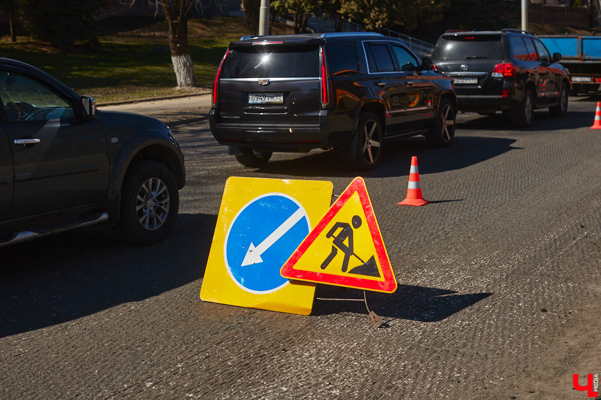 На дорожный ремонт в этом году во Владимире потратят примерно 267 миллионов рублей. В списке больше 20 улиц, правда, сделают их, конечно, не полностью. Менять полотно будут участками. А еще на дороги областного центра вышел первый электробус. Где уложат новый асфальт и по каким маршрутам ездит экотранспорт — расскажем в нашем дорожном обзоре.