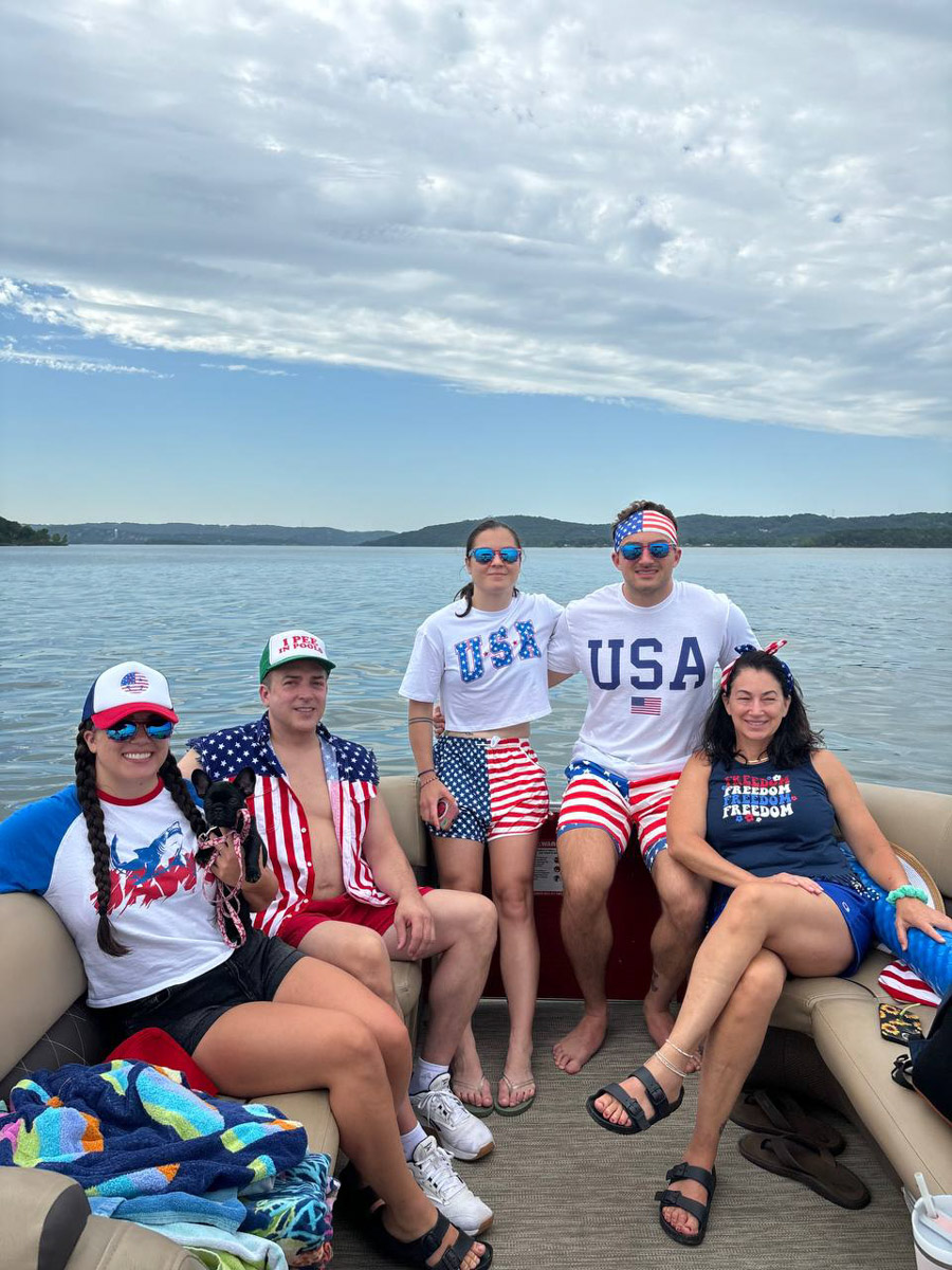 Владимирский боец ММА Вероника Борисова находится в США с февраля 2024 года. За последние пару лет она успела принять участие в нескольких боях, поставить карьеру на паузу, выйти замуж. О крутых поворотах на жизненном пути чемпионка поведала «Ключ-Медиа».