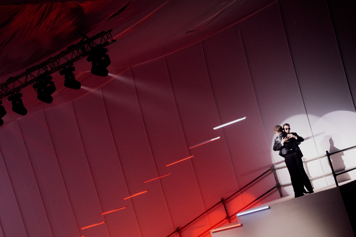 Каждый год на премии Top100awards называют имена лучших свадебных и ивент-профессионалов со всей России. В 2026-м без владимирцев топ не сложился. Например, владимирский диджей Vadimskee стал лучшим в своей категории, обогнав 99 достойнейших.