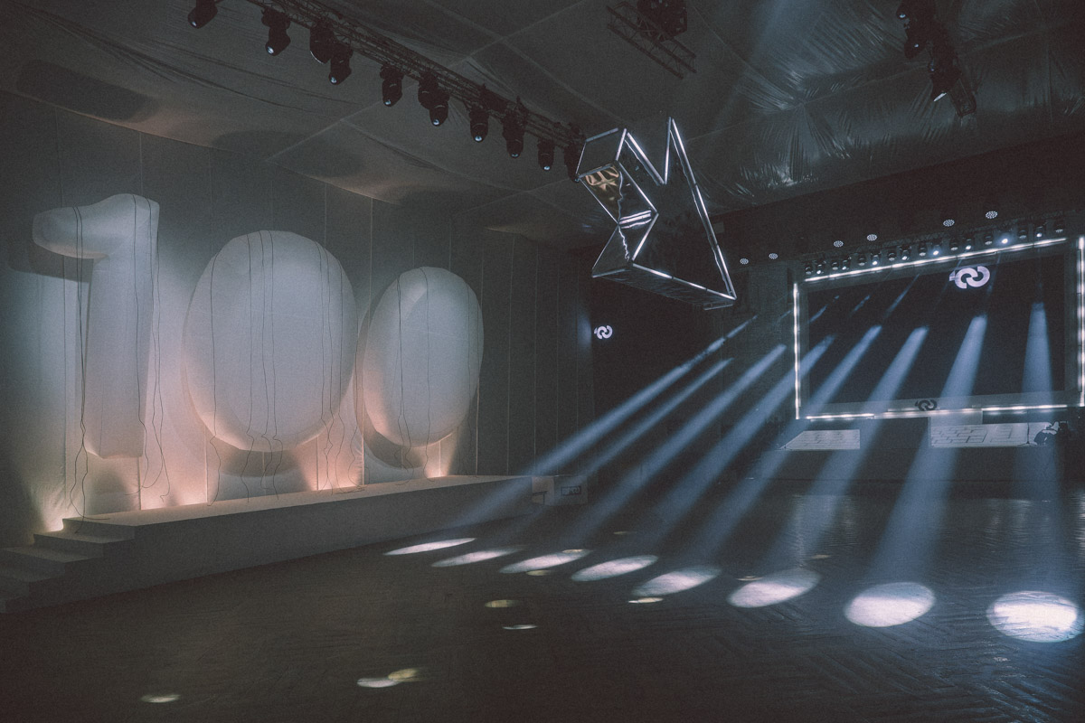 Каждый год на премии Top100awards называют имена лучших свадебных и ивент-профессионалов со всей России. В 2026-м без владимирцев топ не сложился. Например, владимирский диджей Vadimskee стал лучшим в своей категории, обогнав 99 достойнейших.