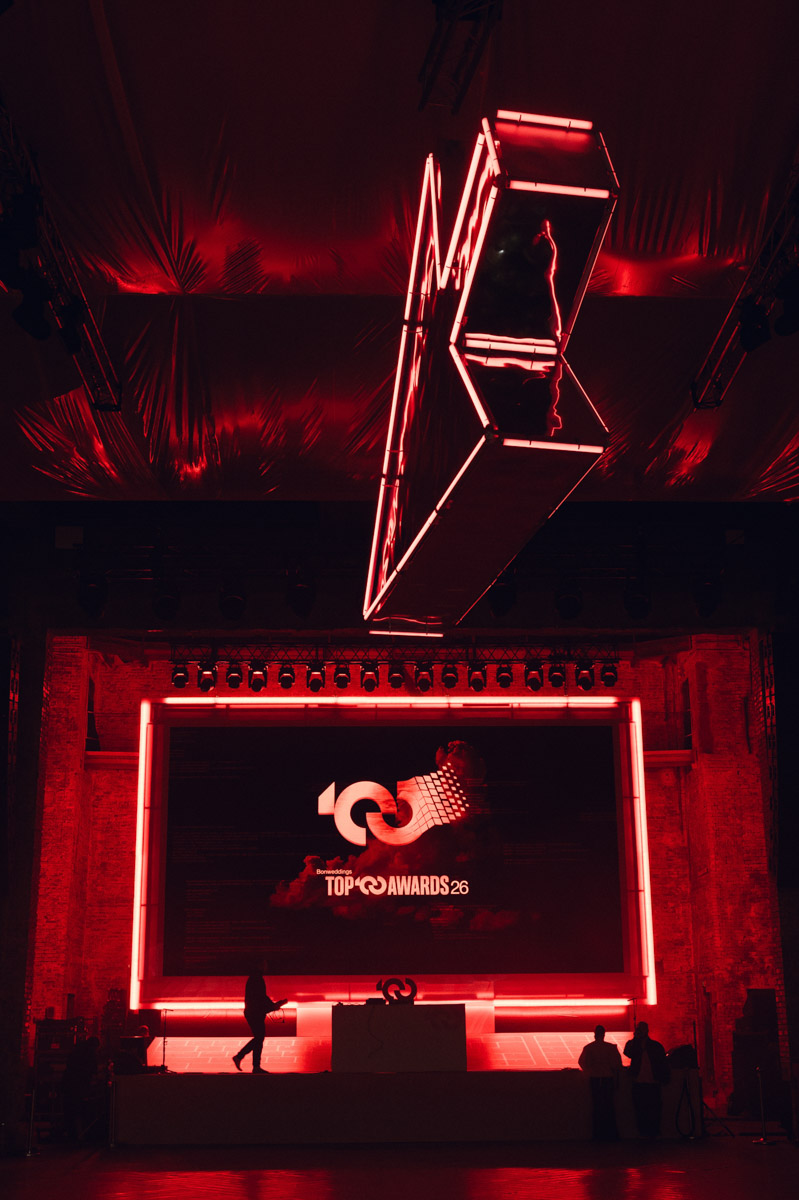 Каждый год на премии Top100awards называют имена лучших свадебных и ивент-профессионалов со всей России. В 2026-м без владимирцев топ не сложился. Например, владимирский диджей Vadimskee стал лучшим в своей категории, обогнав 99 достойнейших.