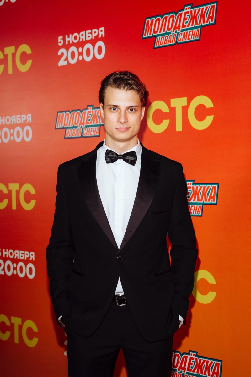 Мало кто знает, но в сериале «Молодежка. Новая смена» одну из главных ролей сыграл молодой актер из Радужного. Зовут его Андрей Нестеренко, но фанаты спортивной драмы знают юношу как Игоря Крепчука. Ему 26 лет, он молод и очень красив. При этом отнюдь не заносчив и с удовольствием нашел время ответить на вопросы «Ключ-Медиа».