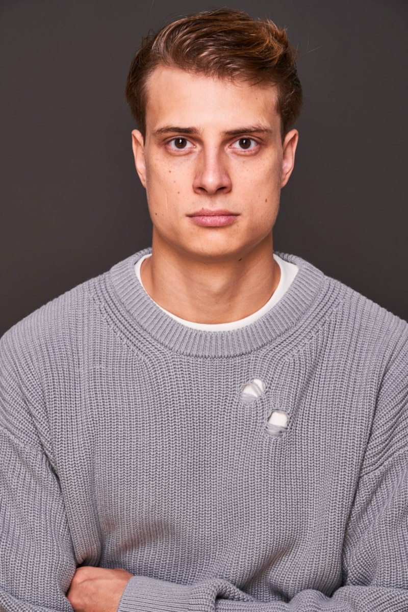 Мало кто знает, но в сериале «Молодежка. Новая смена» одну из главных ролей сыграл молодой актер из Радужного. Зовут его Андрей Нестеренко, но фанаты спортивной драмы знают юношу как Игоря Крепчука. Ему 26 лет, он молод и очень красив. При этом отнюдь не заносчив и с удовольствием нашел время ответить на вопросы «Ключ-Медиа».