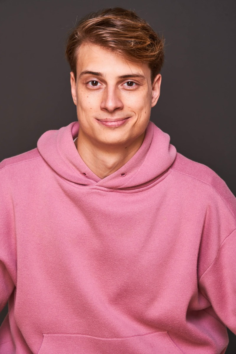 Мало кто знает, но в сериале «Молодежка. Новая смена» одну из главных ролей сыграл молодой актер из Радужного. Зовут его Андрей Нестеренко, но фанаты спортивной драмы знают юношу как Игоря Крепчука. Ему 26 лет, он молод и очень красив. При этом отнюдь не заносчив и с удовольствием нашел время ответить на вопросы «Ключ-Медиа».