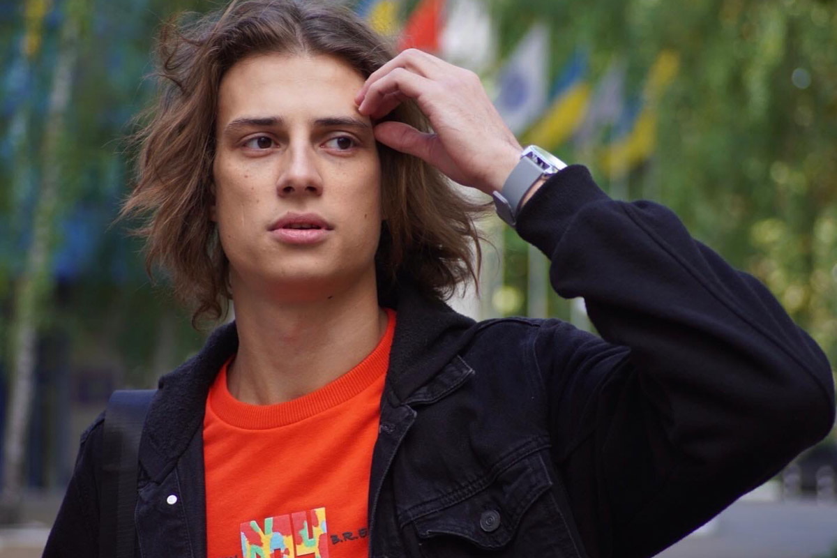 Мало кто знает, но в сериале «Молодежка. Новая смена» одну из главных ролей сыграл молодой актер из Радужного. Зовут его Андрей Нестеренко, но фанаты спортивной драмы знают юношу как Игоря Крепчука. Ему 26 лет, он молод и очень красив. При этом отнюдь не заносчив и с удовольствием нашел время ответить на вопросы «Ключ-Медиа».