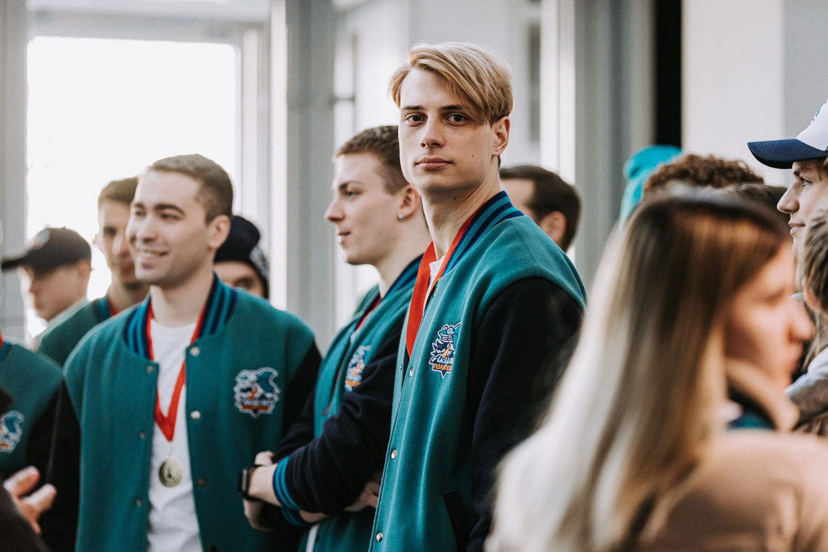 Мало кто знает, но в сериале «Молодежка. Новая смена» одну из главных ролей сыграл молодой актер из Радужного. Зовут его Андрей Нестеренко, но фанаты спортивной драмы знают юношу как Игоря Крепчука. Ему 26 лет, он молод и очень красив. При этом отнюдь не заносчив и с удовольствием нашел время ответить на вопросы «Ключ-Медиа».