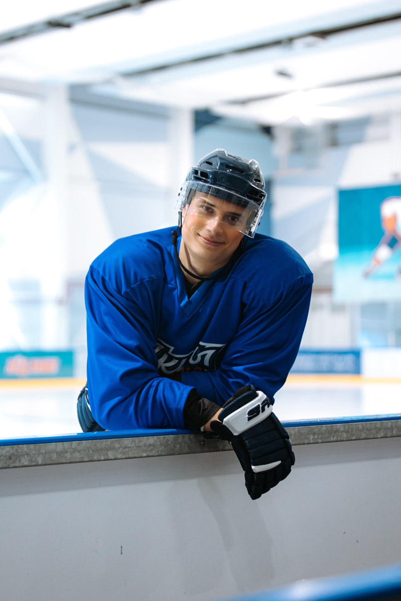 Мало кто знает, но в сериале «Молодежка. Новая смена» одну из главных ролей сыграл молодой актер из Радужного. Зовут его Андрей Нестеренко, но фанаты спортивной драмы знают юношу как Игоря Крепчука. Ему 26 лет, он молод и очень красив. При этом отнюдь не заносчив и с удовольствием нашел время ответить на вопросы «Ключ-Медиа».