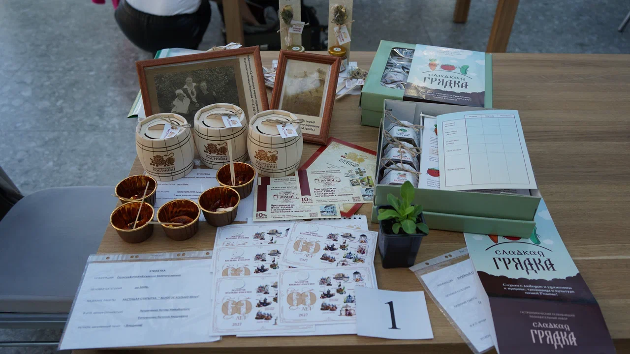 В Ростове Великом подвели итоги ежегодного конкурса «Туристский сувенир Золотого кольца». В финальный отбор попали около 300 заявок, 24 призовых места по итогу оказались у мастеров из нашего региона. Рассказываем, чем удивили наши производители.