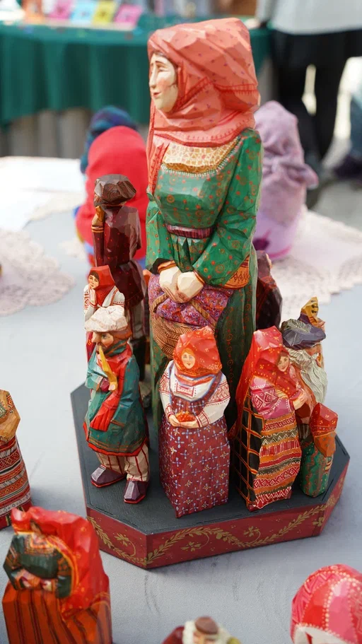 В Ростове Великом подвели итоги ежегодного конкурса «Туристский сувенир Золотого кольца». В финальный отбор попали около 300 заявок, 24 призовых места по итогу оказались у мастеров из нашего региона. Рассказываем, чем удивили наши производители.