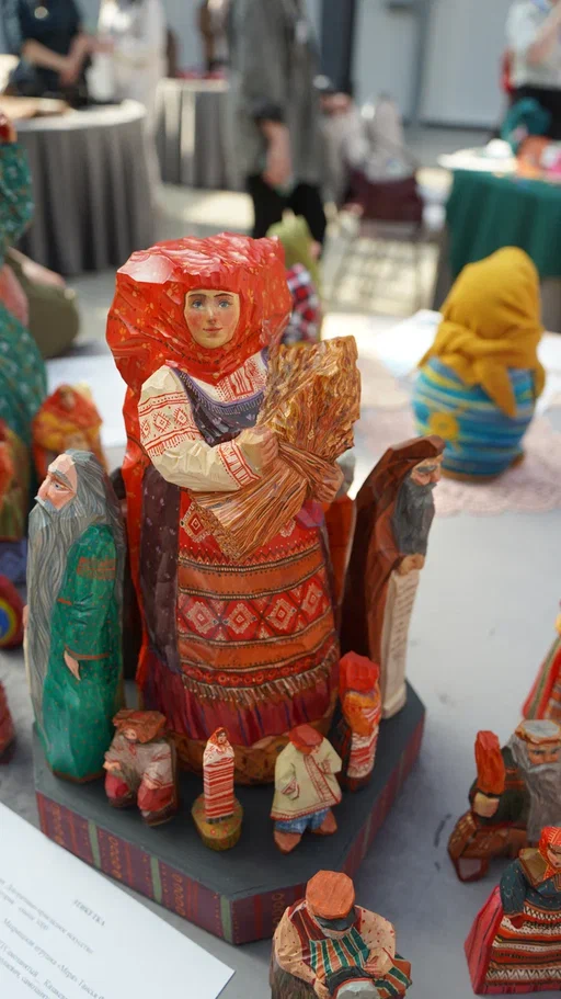 В Ростове Великом подвели итоги ежегодного конкурса «Туристский сувенир Золотого кольца». В финальный отбор попали около 300 заявок, 24 призовых места по итогу оказались у мастеров из нашего региона. Рассказываем, чем удивили наши производители.