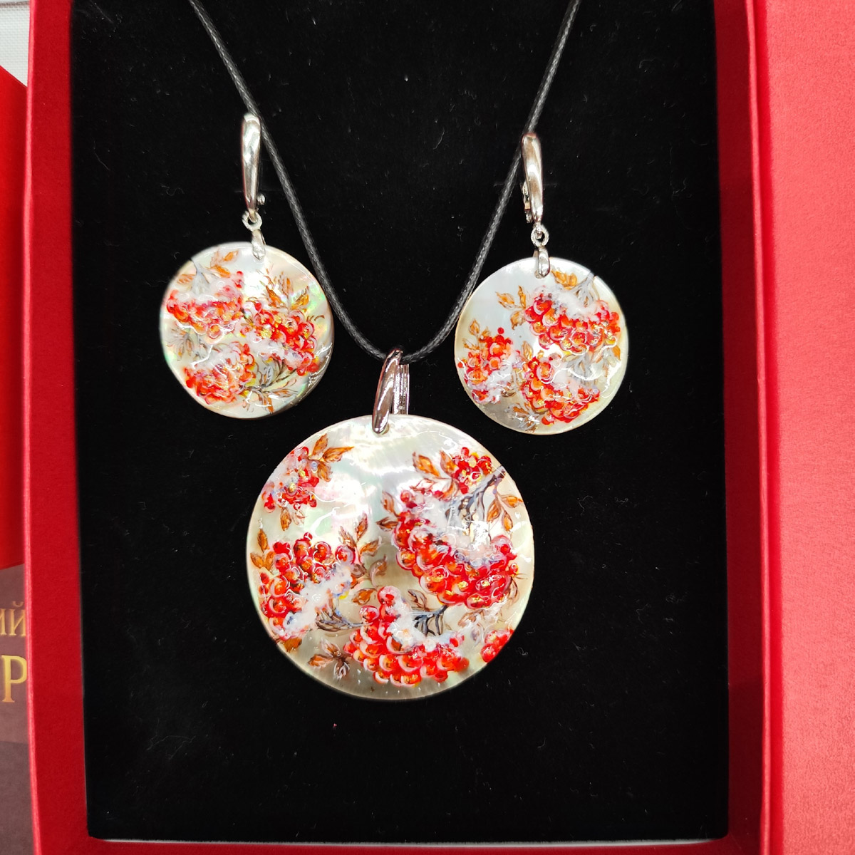 В Ростове Великом подвели итоги ежегодного конкурса «Туристский сувенир Золотого кольца». В финальный отбор попали около 300 заявок, 24 призовых места по итогу оказались у мастеров из нашего региона. Рассказываем, чем удивили наши производители.