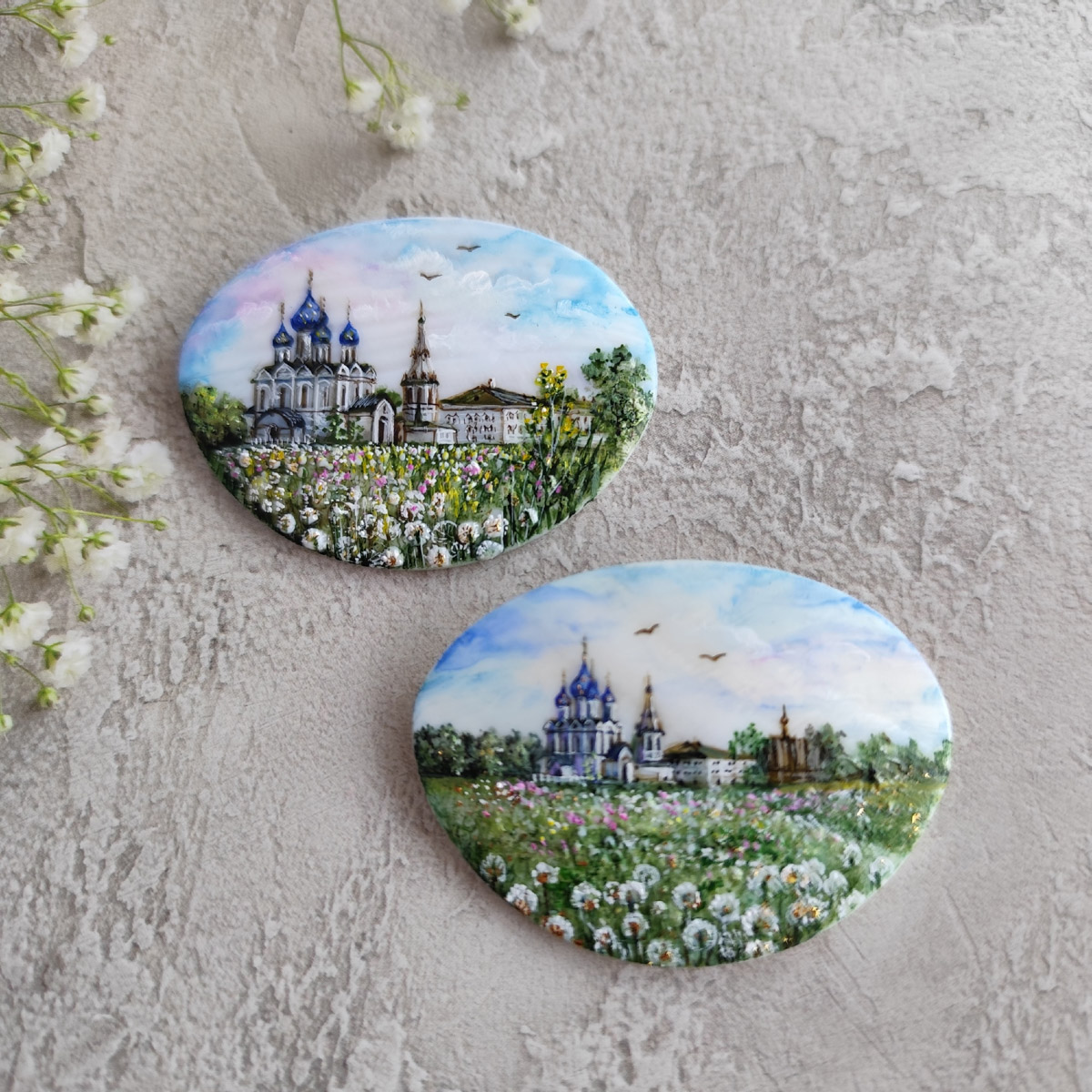 В Ростове Великом подвели итоги ежегодного конкурса «Туристский сувенир Золотого кольца». В финальный отбор попали около 300 заявок, 24 призовых места по итогу оказались у мастеров из нашего региона. Рассказываем, чем удивили наши производители.