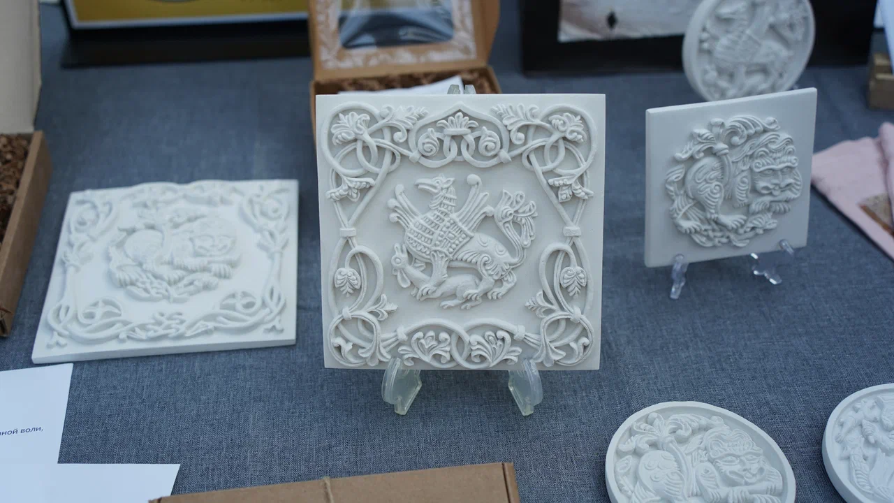 В Ростове Великом подвели итоги ежегодного конкурса «Туристский сувенир Золотого кольца». В финальный отбор попали около 300 заявок, 24 призовых места по итогу оказались у мастеров из нашего региона. Рассказываем, чем удивили наши производители.