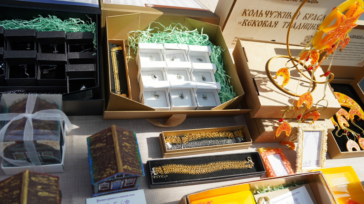 В Ростове Великом подвели итоги ежегодного конкурса «Туристский сувенир Золотого кольца». В финальный отбор попали около 300 заявок, 24 призовых места по итогу оказались у мастеров из нашего региона. Рассказываем, чем удивили наши производители.