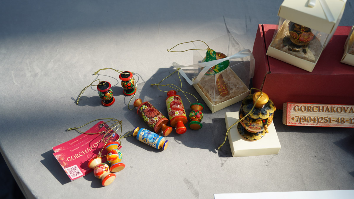 В Ростове Великом подвели итоги ежегодного конкурса «Туристский сувенир Золотого кольца». В финальный отбор попали около 300 заявок, 24 призовых места по итогу оказались у мастеров из нашего региона. Рассказываем, чем удивили наши производители.