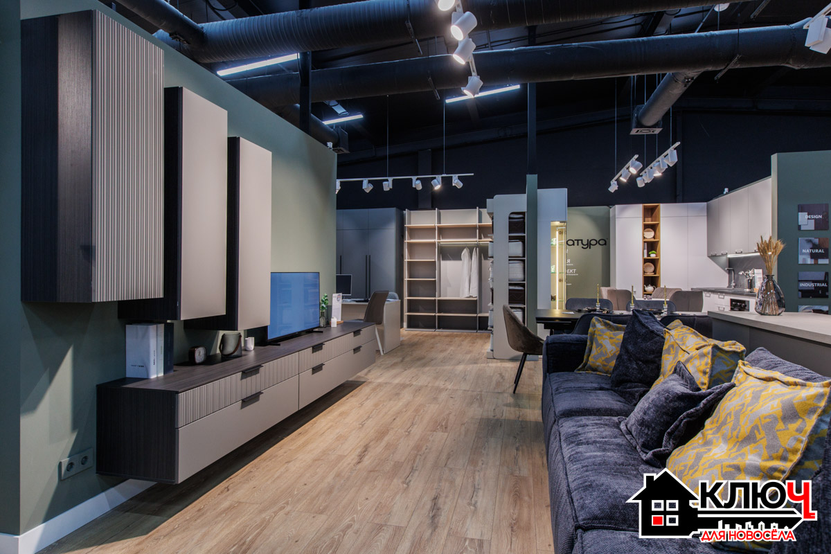 Главная проблема любого ремонта — логистика. Нужно найти ту самую плитку, не забыть про клей к ней, подобрать двери под ламинат и где-то заказать кухню. Обычно всё это превращается в бесконечные разъезды по разным концам города. Мы отправились в ОТК «Тандем» во Владимире, чтобы понять, как работает концепция «всё в одном месте» и сколько на самом деле можно сэкономить, став участником программы «Новоселы».