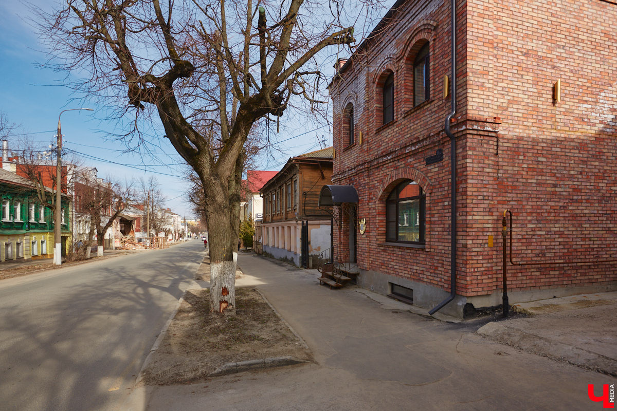 Онлайн-голосование за общественную территорию, которую трансформируют в 2027-м, официально открыто! В этом году среди предложенных вариантов больше всего скверов. «Ключ-Медиа» узнал, почему во Владимире сложилась подобная картина — не слишком масштабного и скорее локального благоустройства. Обсудили тенденцию с активистом и блогером Андреем Сенаторовым.