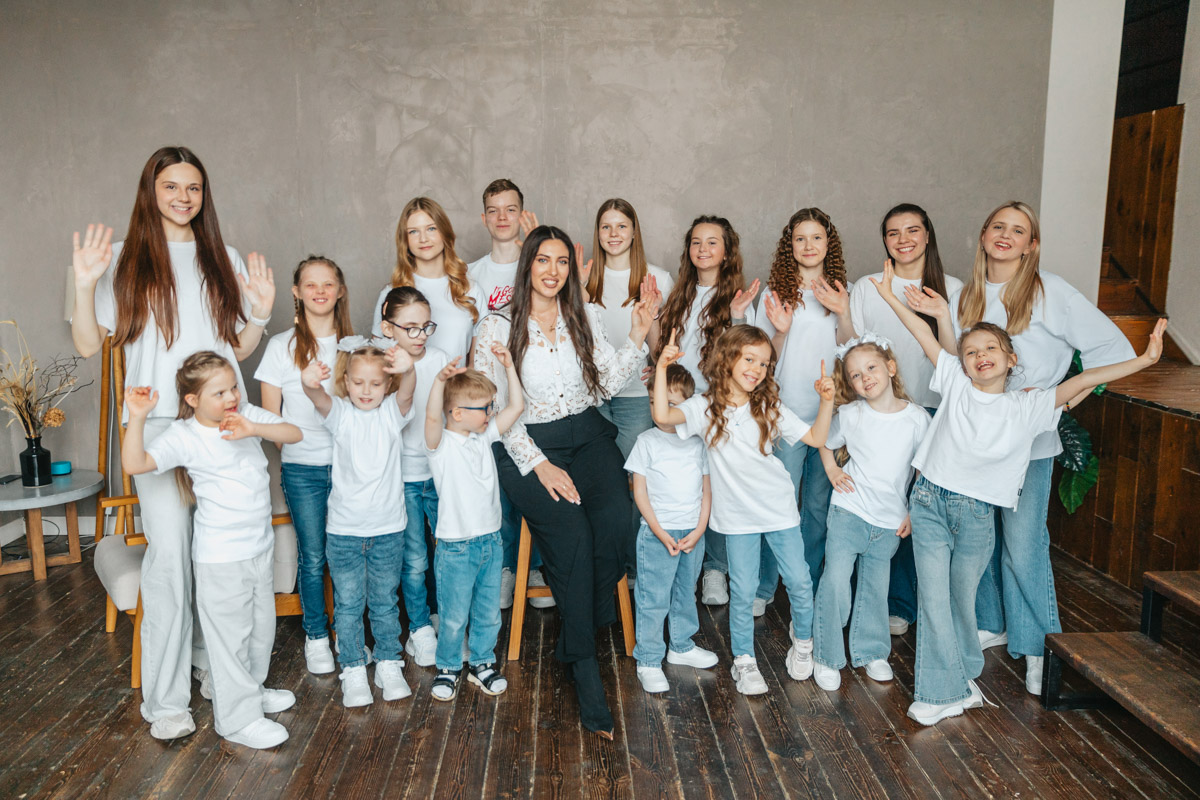 Маленькие принцы и принцессы устроили фееричное шоу! 19 апреля в экоотеле «Велес» состоялся конкурс «Юные Мисс и Мистер Владимирская земля — 2026». Девочки и мальчики от 5 до 16 лет из шести городов региона собрались вместе на одной сцене и показали фантастическое шоу! «Ключ-Медиа» узнал, как прошел праздник.