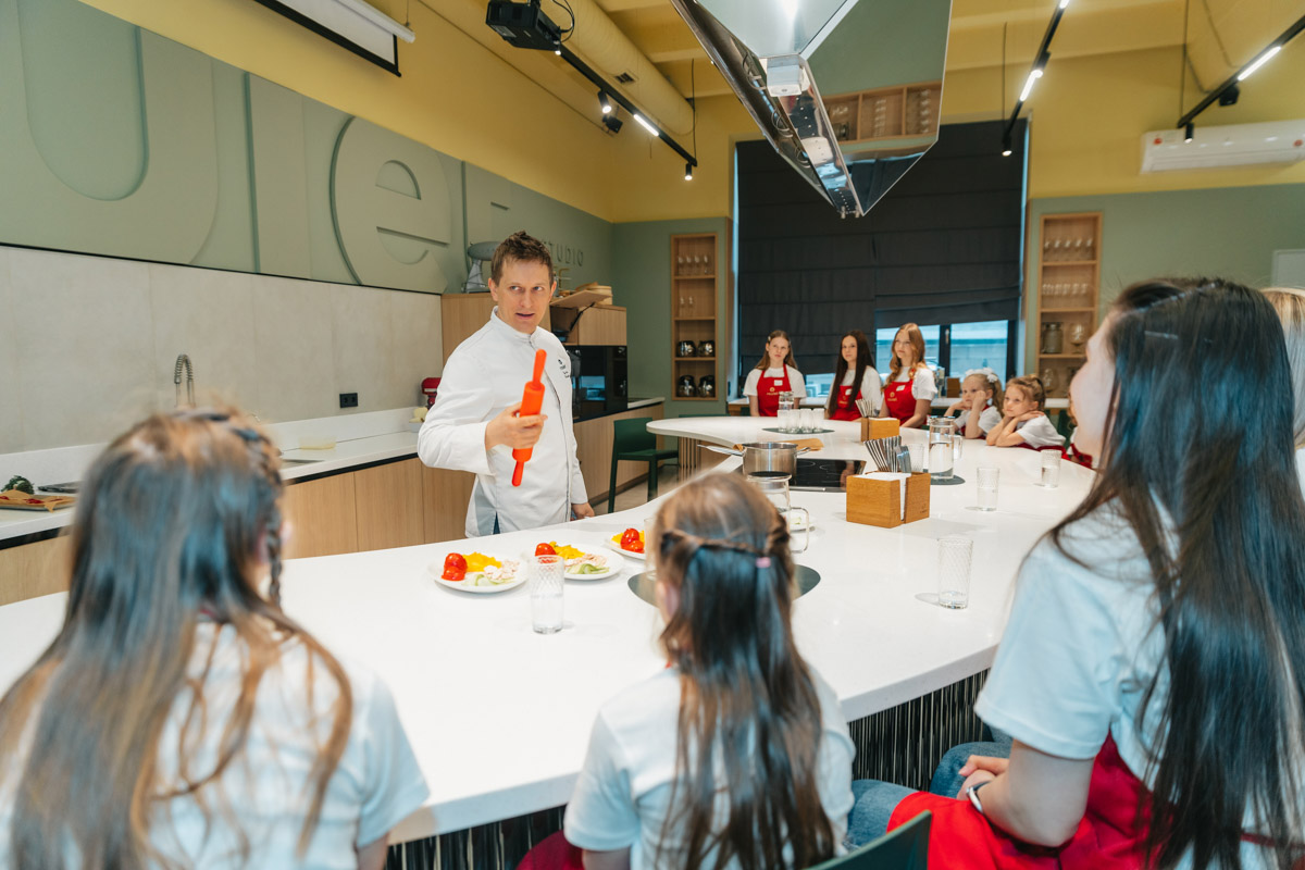 Маленькие принцы и принцессы устроили фееричное шоу! 19 апреля в экоотеле «Велес» состоялся конкурс «Юные Мисс и Мистер Владимирская земля — 2026». Девочки и мальчики от 5 до 16 лет из шести городов региона собрались вместе на одной сцене и показали фантастическое шоу! «Ключ-Медиа» узнал, как прошел праздник.