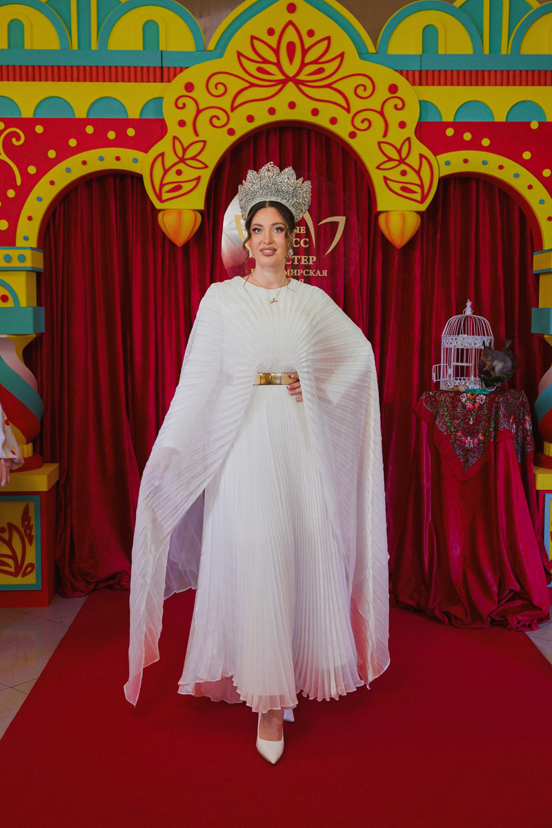 Маленькие принцы и принцессы устроили фееричное шоу! 19 апреля в экоотеле «Велес» состоялся конкурс «Юные Мисс и Мистер Владимирская земля — 2026». Девочки и мальчики от 5 до 16 лет из шести городов региона собрались вместе на одной сцене и показали фантастическое шоу! «Ключ-Медиа» узнал, как прошел праздник.