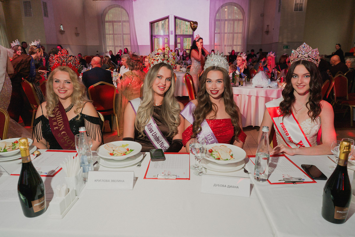 Маленькие принцы и принцессы устроили фееричное шоу! 19 апреля в экоотеле «Велес» состоялся конкурс «Юные Мисс и Мистер Владимирская земля — 2026». Девочки и мальчики от 5 до 16 лет из шести городов региона собрались вместе на одной сцене и показали фантастическое шоу! «Ключ-Медиа» узнал, как прошел праздник.