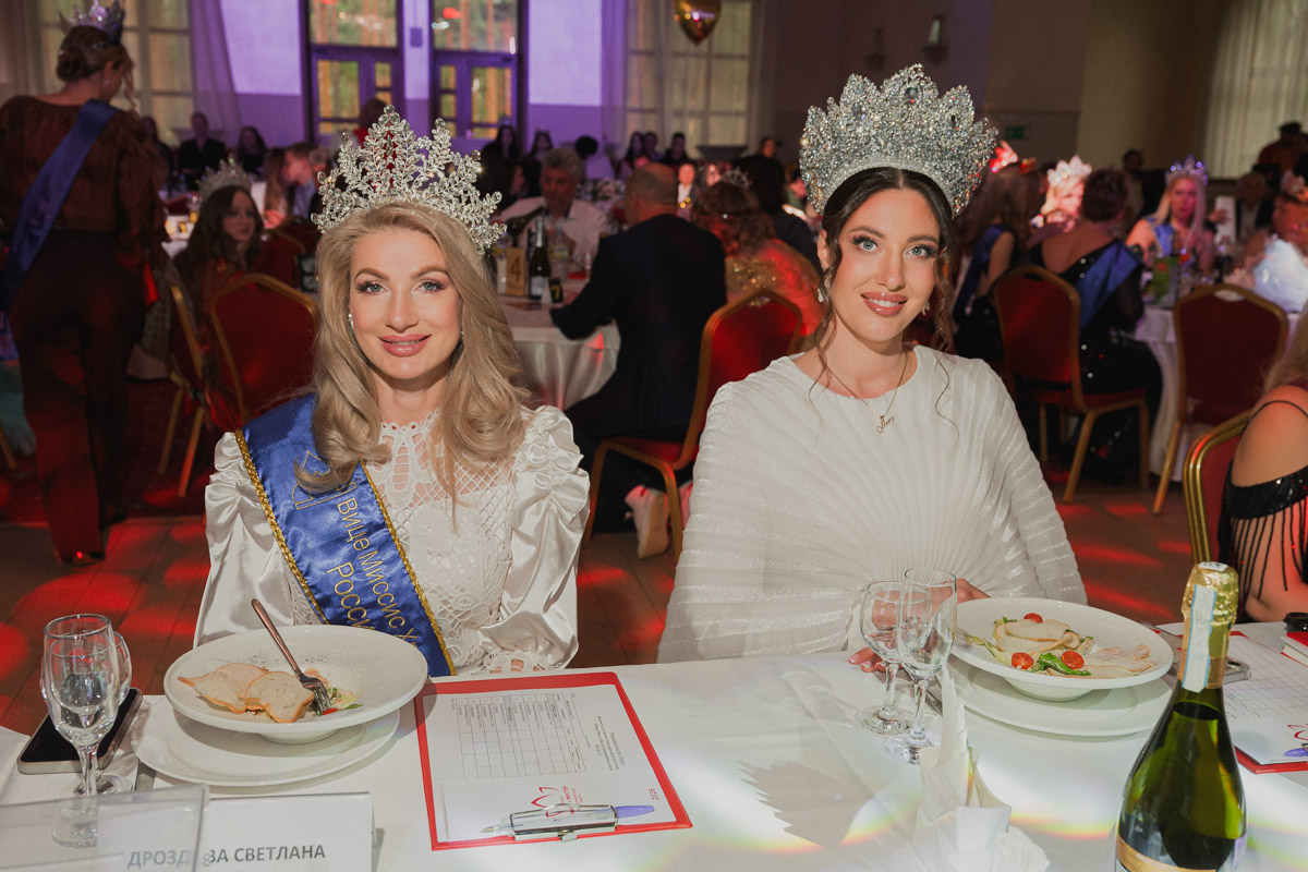 Маленькие принцы и принцессы устроили фееричное шоу! 19 апреля в экоотеле «Велес» состоялся конкурс «Юные Мисс и Мистер Владимирская земля — 2026». Девочки и мальчики от 5 до 16 лет из шести городов региона собрались вместе на одной сцене и показали фантастическое шоу! «Ключ-Медиа» узнал, как прошел праздник.