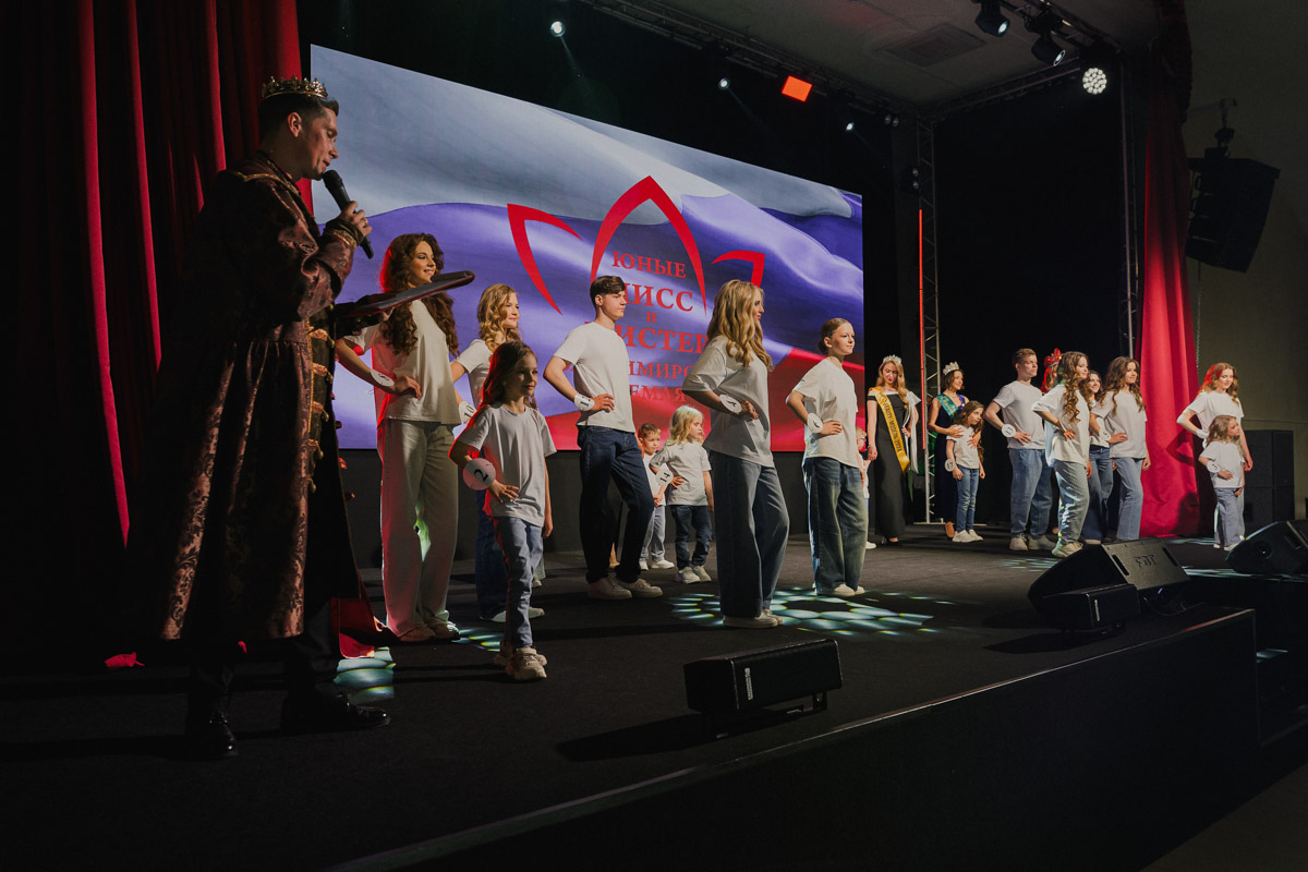 Маленькие принцы и принцессы устроили фееричное шоу! 19 апреля в экоотеле «Велес» состоялся конкурс «Юные Мисс и Мистер Владимирская земля — 2026». Девочки и мальчики от 5 до 16 лет из шести городов региона собрались вместе на одной сцене и показали фантастическое шоу! «Ключ-Медиа» узнал, как прошел праздник.