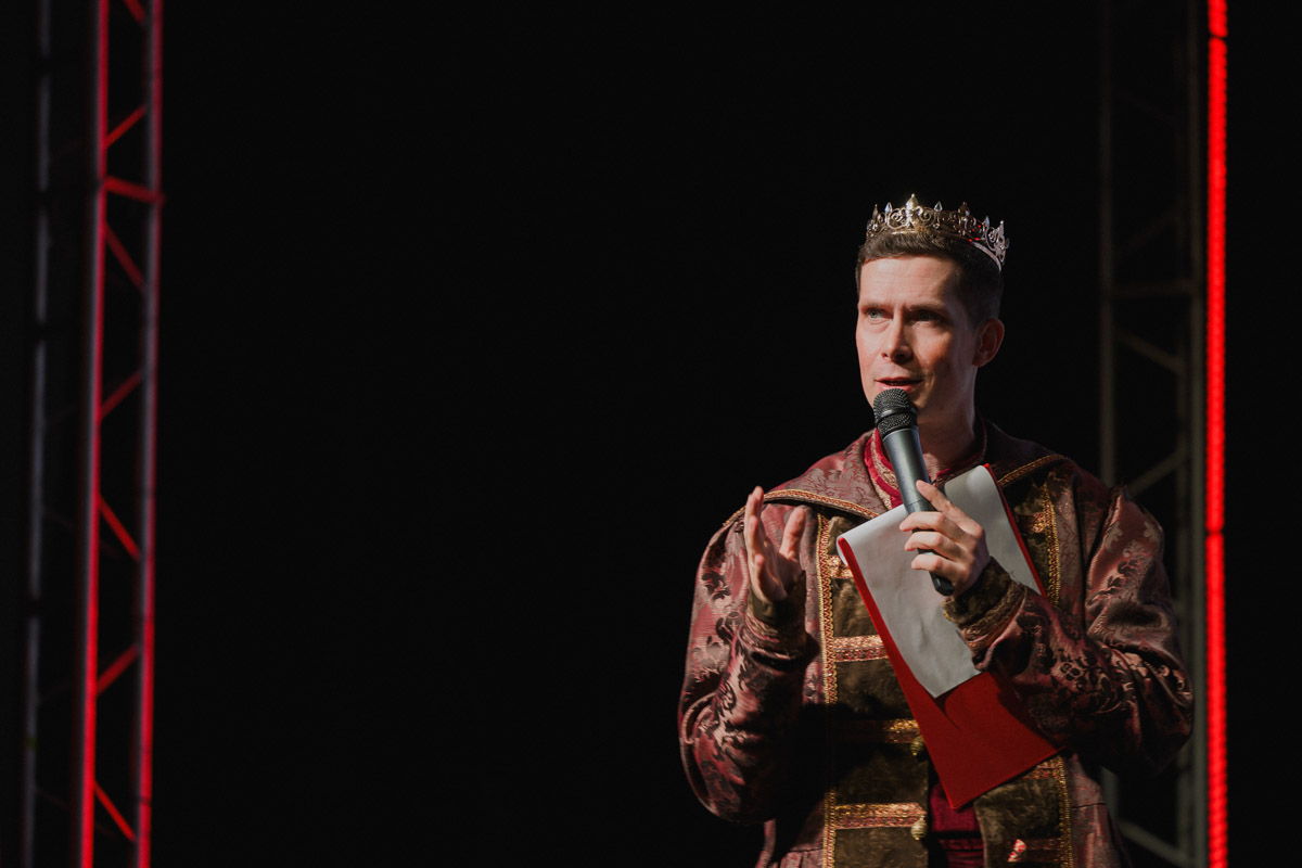 Маленькие принцы и принцессы устроили фееричное шоу! 19 апреля в экоотеле «Велес» состоялся конкурс «Юные Мисс и Мистер Владимирская земля — 2026». Девочки и мальчики от 5 до 16 лет из шести городов региона собрались вместе на одной сцене и показали фантастическое шоу! «Ключ-Медиа» узнал, как прошел праздник.