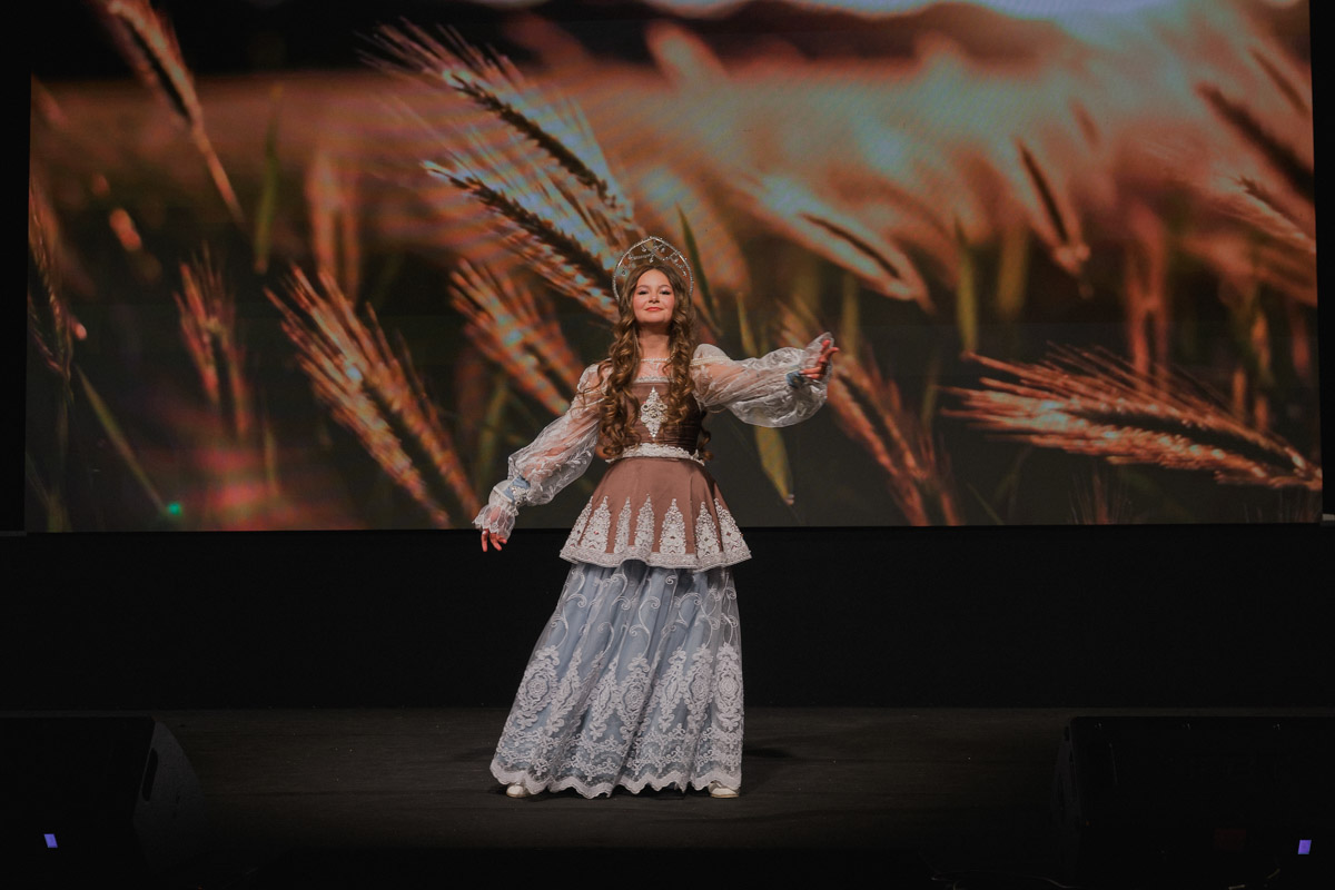 Маленькие принцы и принцессы устроили фееричное шоу! 19 апреля в экоотеле «Велес» состоялся конкурс «Юные Мисс и Мистер Владимирская земля — 2026». Девочки и мальчики от 5 до 16 лет из шести городов региона собрались вместе на одной сцене и показали фантастическое шоу! «Ключ-Медиа» узнал, как прошел праздник.