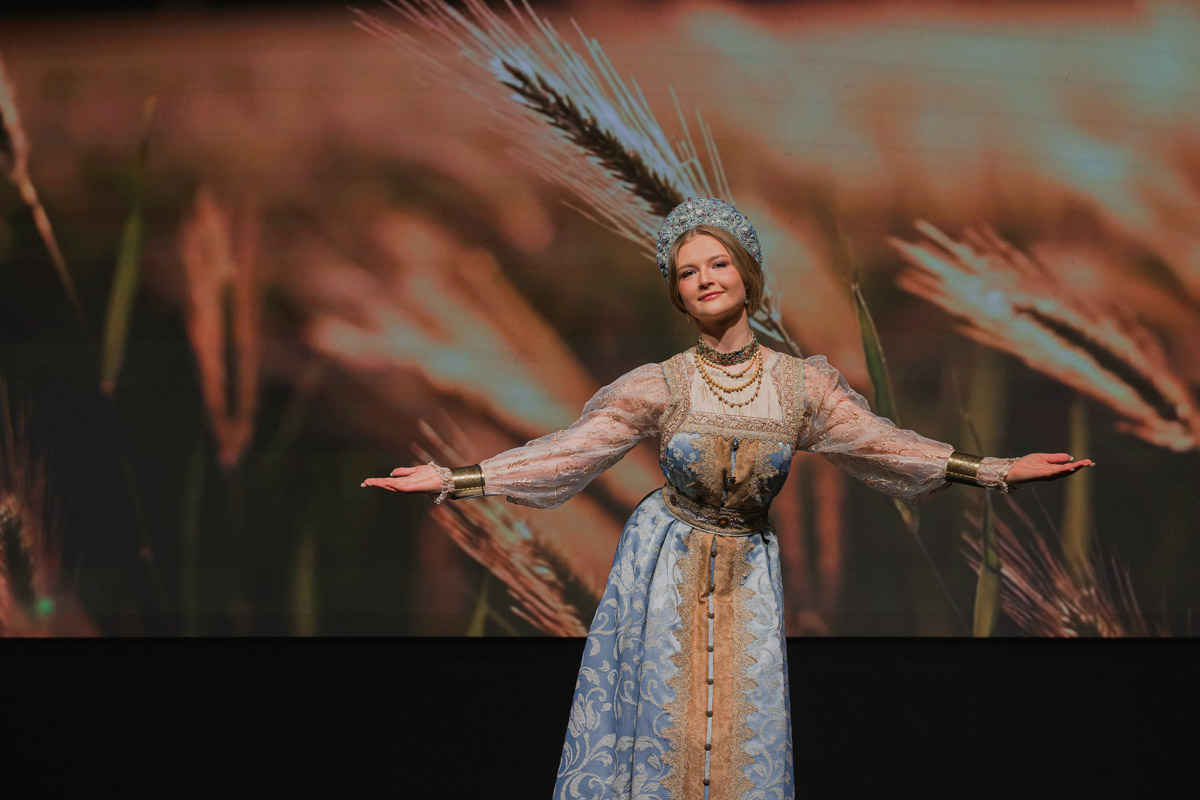 Маленькие принцы и принцессы устроили фееричное шоу! 19 апреля в экоотеле «Велес» состоялся конкурс «Юные Мисс и Мистер Владимирская земля — 2026». Девочки и мальчики от 5 до 16 лет из шести городов региона собрались вместе на одной сцене и показали фантастическое шоу! «Ключ-Медиа» узнал, как прошел праздник.