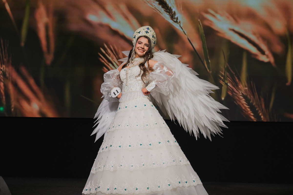 Маленькие принцы и принцессы устроили фееричное шоу! 19 апреля в экоотеле «Велес» состоялся конкурс «Юные Мисс и Мистер Владимирская земля — 2026». Девочки и мальчики от 5 до 16 лет из шести городов региона собрались вместе на одной сцене и показали фантастическое шоу! «Ключ-Медиа» узнал, как прошел праздник.