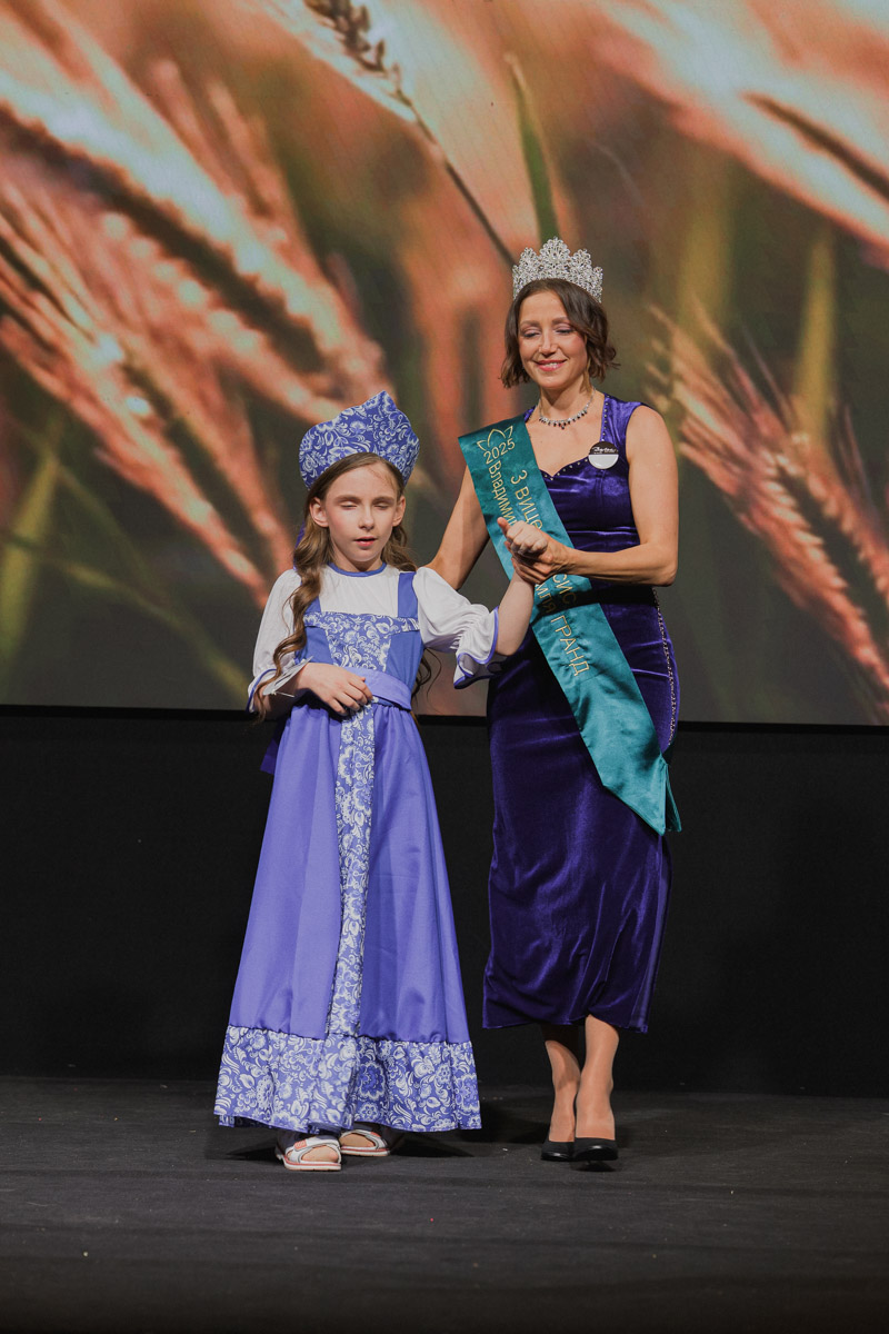 Маленькие принцы и принцессы устроили фееричное шоу! 19 апреля в экоотеле «Велес» состоялся конкурс «Юные Мисс и Мистер Владимирская земля — 2026». Девочки и мальчики от 5 до 16 лет из шести городов региона собрались вместе на одной сцене и показали фантастическое шоу! «Ключ-Медиа» узнал, как прошел праздник.