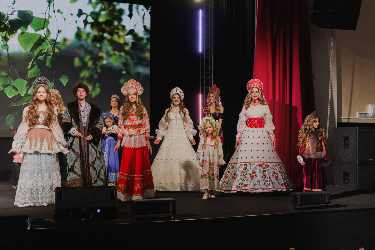 Маленькие принцы и принцессы устроили фееричное шоу! 19 апреля в экоотеле «Велес» состоялся конкурс «Юные Мисс и Мистер Владимирская земля — 2026». Девочки и мальчики от 5 до 16 лет из шести городов региона собрались вместе на одной сцене и показали фантастическое шоу! «Ключ-Медиа» узнал, как прошел праздник.