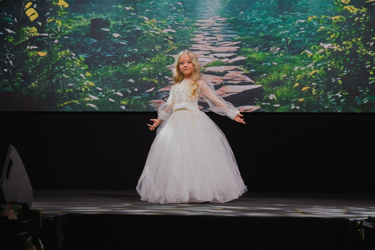 Маленькие принцы и принцессы устроили фееричное шоу! 19 апреля в экоотеле «Велес» состоялся конкурс «Юные Мисс и Мистер Владимирская земля — 2026». Девочки и мальчики от 5 до 16 лет из шести городов региона собрались вместе на одной сцене и показали фантастическое шоу! «Ключ-Медиа» узнал, как прошел праздник.