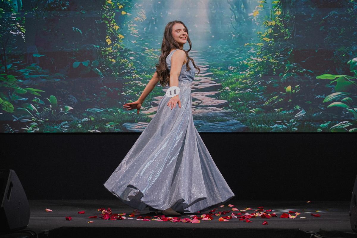 Маленькие принцы и принцессы устроили фееричное шоу! 19 апреля в экоотеле «Велес» состоялся конкурс «Юные Мисс и Мистер Владимирская земля — 2026». Девочки и мальчики от 5 до 16 лет из шести городов региона собрались вместе на одной сцене и показали фантастическое шоу! «Ключ-Медиа» узнал, как прошел праздник.