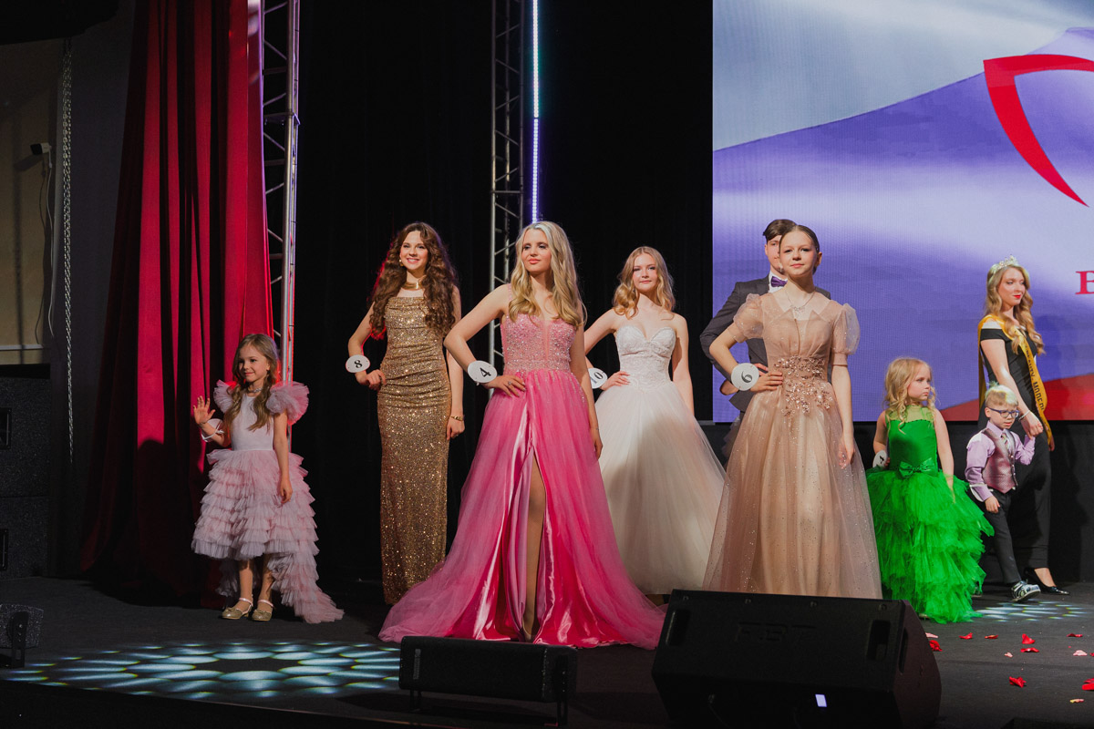 Маленькие принцы и принцессы устроили фееричное шоу! 19 апреля в экоотеле «Велес» состоялся конкурс «Юные Мисс и Мистер Владимирская земля — 2026». Девочки и мальчики от 5 до 16 лет из шести городов региона собрались вместе на одной сцене и показали фантастическое шоу! «Ключ-Медиа» узнал, как прошел праздник.