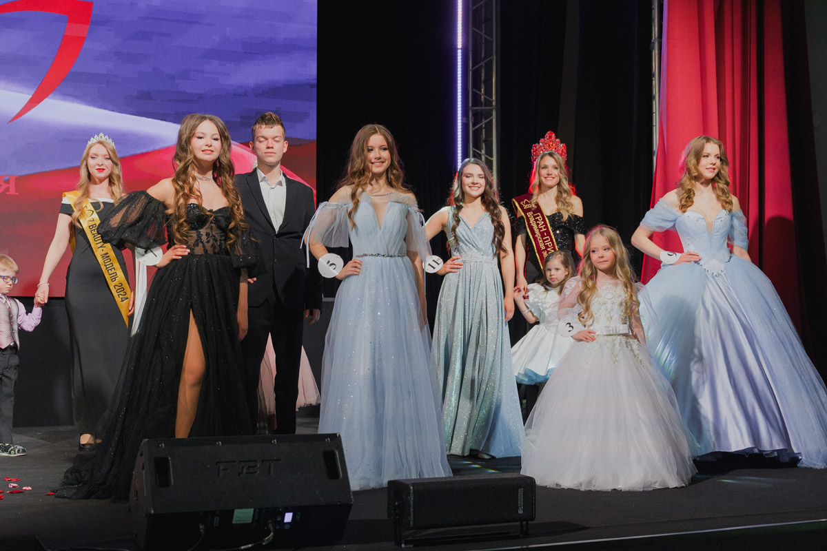 Маленькие принцы и принцессы устроили фееричное шоу! 19 апреля в экоотеле «Велес» состоялся конкурс «Юные Мисс и Мистер Владимирская земля — 2026». Девочки и мальчики от 5 до 16 лет из шести городов региона собрались вместе на одной сцене и показали фантастическое шоу! «Ключ-Медиа» узнал, как прошел праздник.