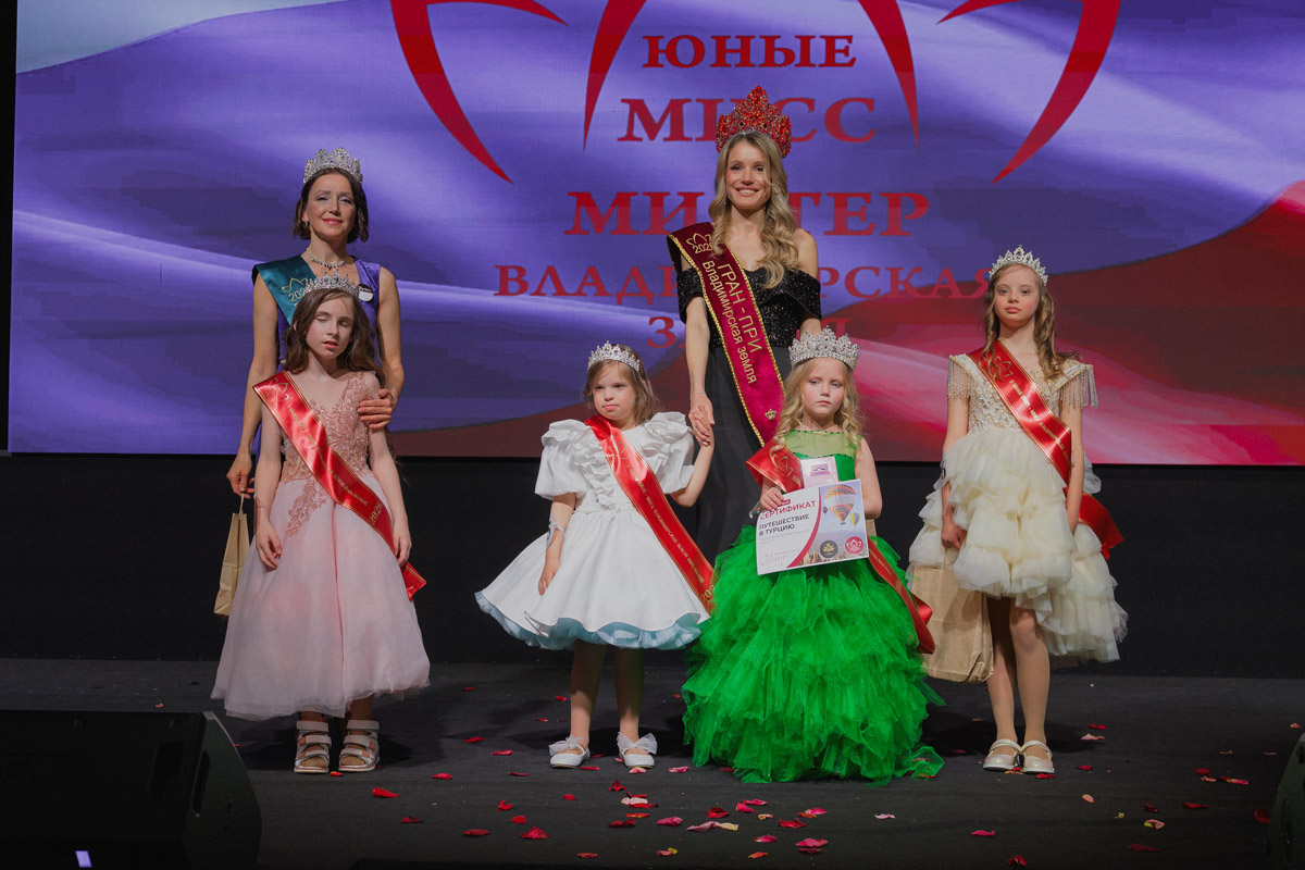Маленькие принцы и принцессы устроили фееричное шоу! 19 апреля в экоотеле «Велес» состоялся конкурс «Юные Мисс и Мистер Владимирская земля — 2026». Девочки и мальчики от 5 до 16 лет из шести городов региона собрались вместе на одной сцене и показали фантастическое шоу! «Ключ-Медиа» узнал, как прошел праздник.