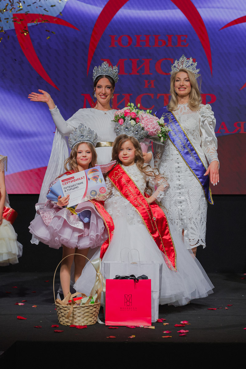 Маленькие принцы и принцессы устроили фееричное шоу! 19 апреля в экоотеле «Велес» состоялся конкурс «Юные Мисс и Мистер Владимирская земля — 2026». Девочки и мальчики от 5 до 16 лет из шести городов региона собрались вместе на одной сцене и показали фантастическое шоу! «Ключ-Медиа» узнал, как прошел праздник.