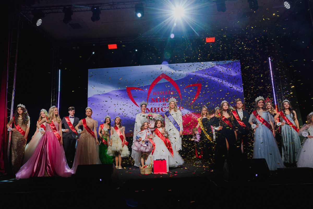 Маленькие принцы и принцессы устроили фееричное шоу! 19 апреля в экоотеле «Велес» состоялся конкурс «Юные Мисс и Мистер Владимирская земля — 2026». Девочки и мальчики от 5 до 16 лет из шести городов региона собрались вместе на одной сцене и показали фантастическое шоу! «Ключ-Медиа» узнал, как прошел праздник.