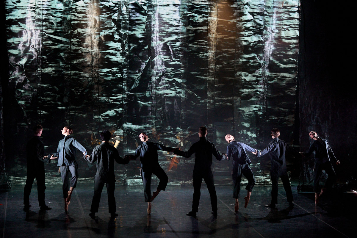 В майские дни, когда память о великом подвиге становится особенно острой, во Владимире пройдет уникальное событие. Центр классической музыки имени А. Э. Маркина запускает новый проект — «Театр и Симфония». Название говорит за себя: это не просто концерты, а пять вечеров, где оркестр, хор, балет и актеры будут рассказывать истории на равных.