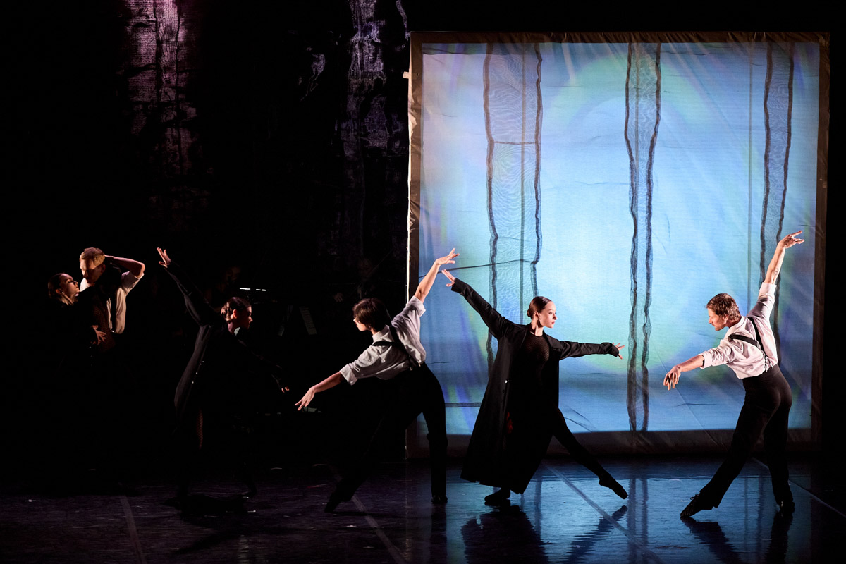 В майские дни, когда память о великом подвиге становится особенно острой, во Владимире пройдет уникальное событие. Центр классической музыки имени А. Э. Маркина запускает новый проект — «Театр и Симфония». Название говорит за себя: это не просто концерты, а пять вечеров, где оркестр, хор, балет и актеры будут рассказывать истории на равных.