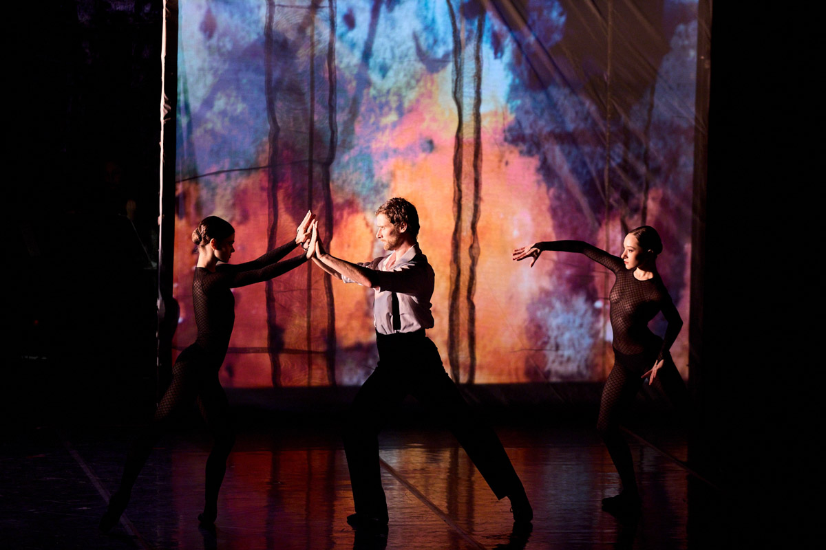 В майские дни, когда память о великом подвиге становится особенно острой, во Владимире пройдет уникальное событие. Центр классической музыки имени А. Э. Маркина запускает новый проект — «Театр и Симфония». Название говорит за себя: это не просто концерты, а пять вечеров, где оркестр, хор, балет и актеры будут рассказывать истории на равных.