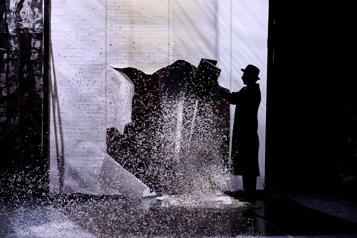 В майские дни, когда память о великом подвиге становится особенно острой, во Владимире пройдет уникальное событие. Центр классической музыки имени А. Э. Маркина запускает новый проект — «Театр и Симфония». Название говорит за себя: это не просто концерты, а пять вечеров, где оркестр, хор, балет и актеры будут рассказывать истории на равных.