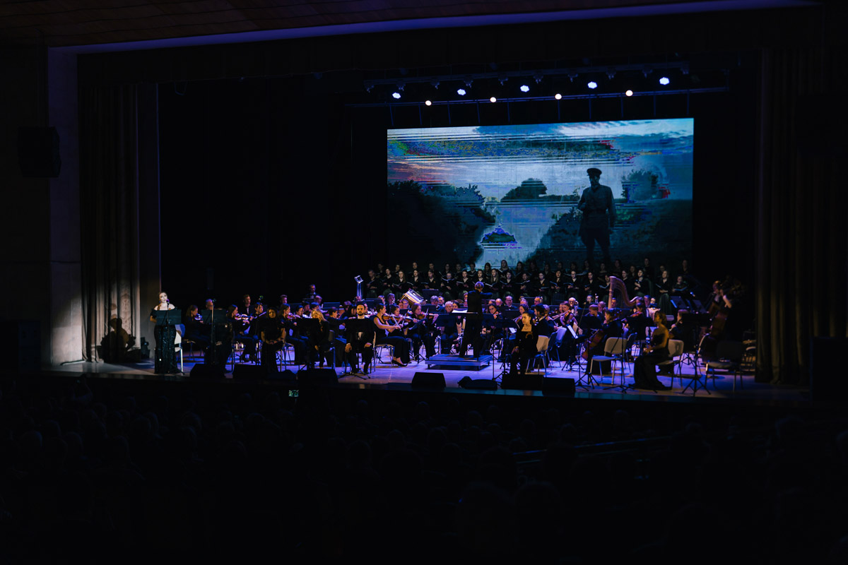 В майские дни, когда память о великом подвиге становится особенно острой, во Владимире пройдет уникальное событие. Центр классической музыки имени А. Э. Маркина запускает новый проект — «Театр и Симфония». Название говорит за себя: это не просто концерты, а пять вечеров, где оркестр, хор, балет и актеры будут рассказывать истории на равных.