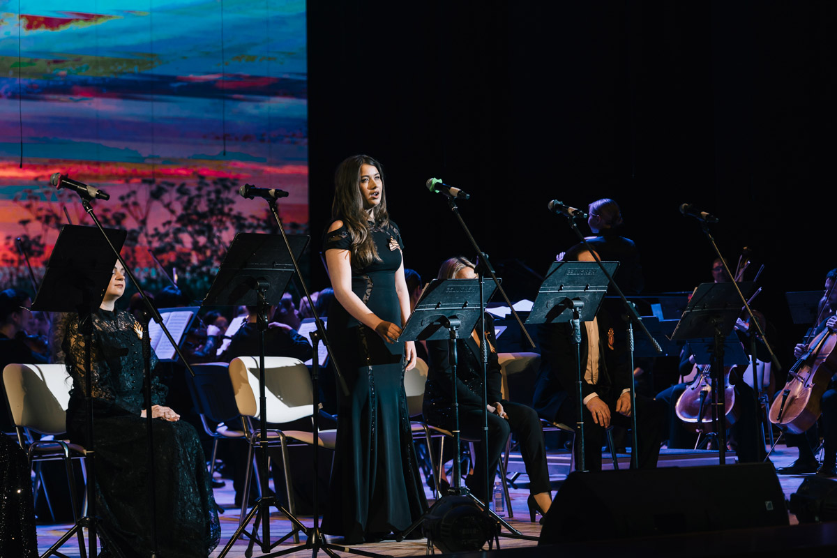 В майские дни, когда память о великом подвиге становится особенно острой, во Владимире пройдет уникальное событие. Центр классической музыки имени А. Э. Маркина запускает новый проект — «Театр и Симфония». Название говорит за себя: это не просто концерты, а пять вечеров, где оркестр, хор, балет и актеры будут рассказывать истории на равных.