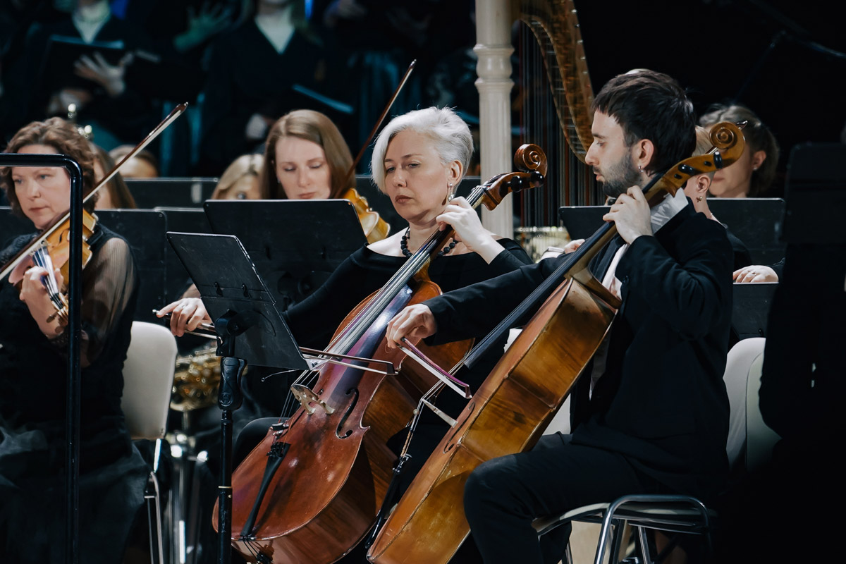 В майские дни, когда память о великом подвиге становится особенно острой, во Владимире пройдет уникальное событие. Центр классической музыки имени А. Э. Маркина запускает новый проект — «Театр и Симфония». Название говорит за себя: это не просто концерты, а пять вечеров, где оркестр, хор, балет и актеры будут рассказывать истории на равных.